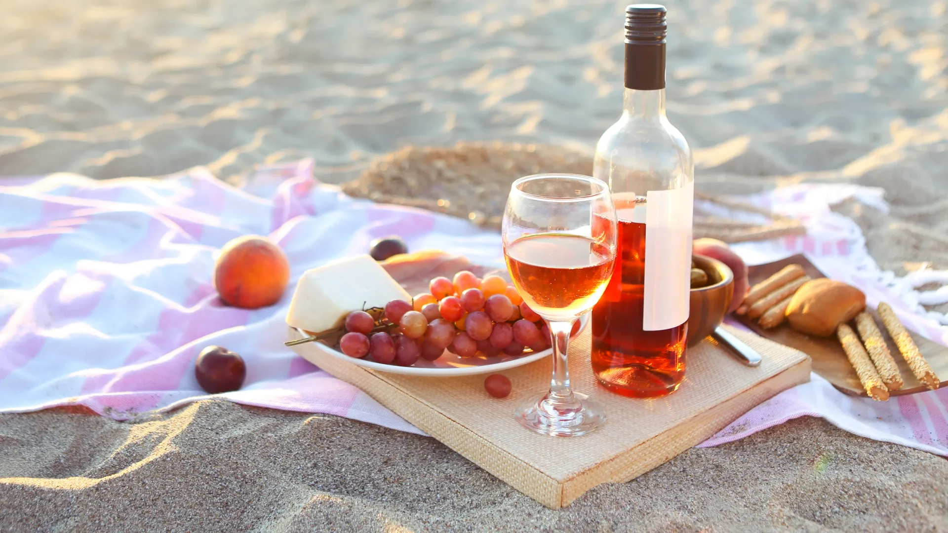 Tuscany’s Finest White and Rosé Wines: Perfect Pairings for Summer Dinners