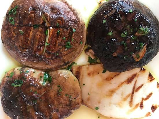 Grilled porcini mushroom caps, Seasonal Dishes You Shouldn’t Miss this Autumn in Tuscany.