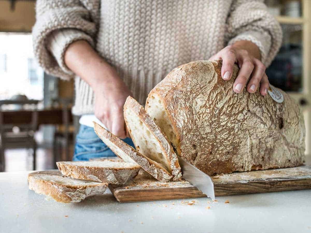 Pane Toscano to the golden, oily and irresistible schiacciata, Tuscan bakery traditions have a character that is immediately recognizable and very different from many other Italian breads.