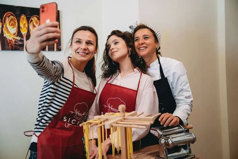 This step-by-step guide explains everything you can expect from a Florence cooking class, from meeting your chef to enjoying the delicious meal you have prepared.